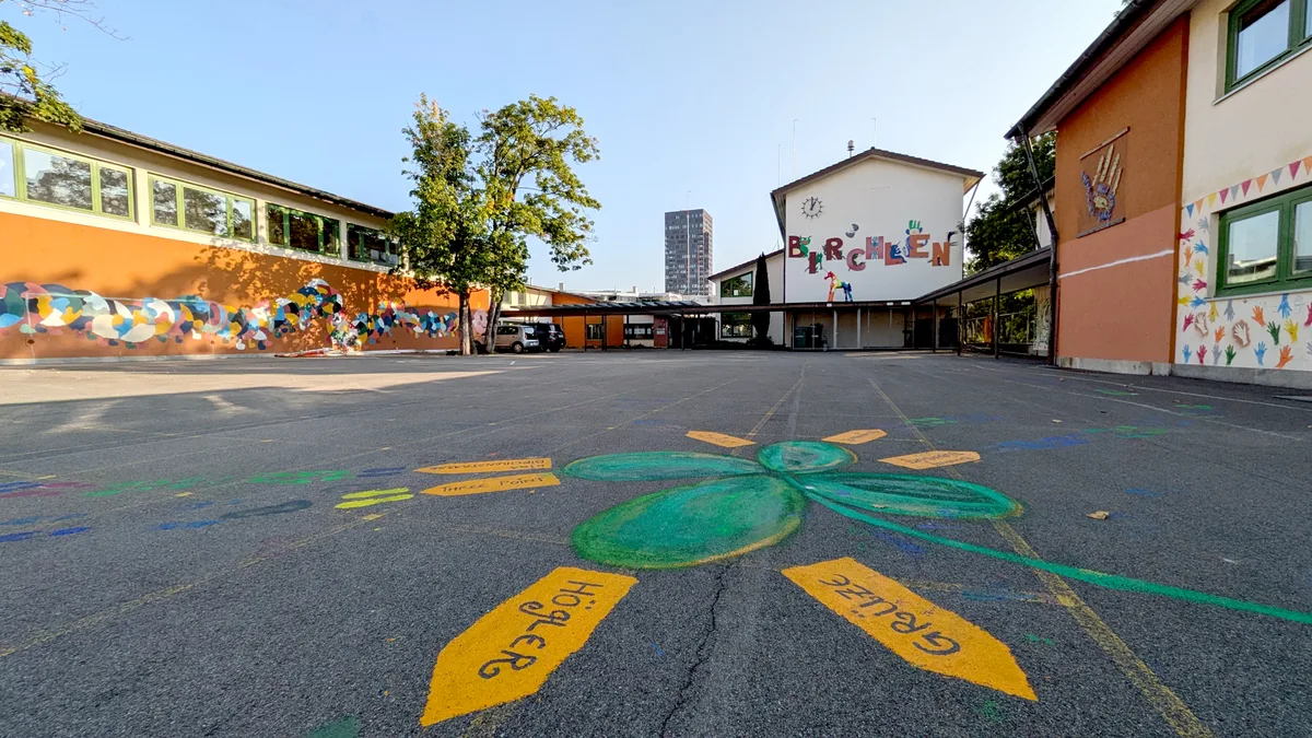 Seit den Sommerferien ist es hier still und leer: Das Schulhaus Birchlen wird nach 65 Jahren abgerissen und durch einen Neubau mit doppelter Kapazität ersetzt. Aussenansicht eines 65 Jahre alten Schulhauses.